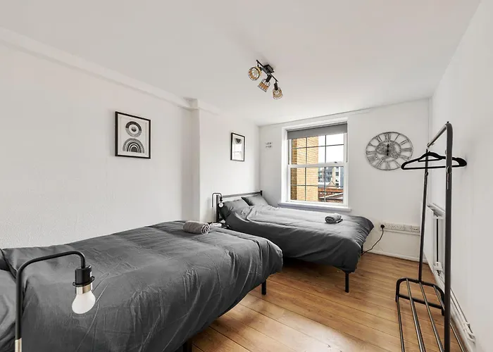 Sleek Shoreditch Hideout - 2 Bed Gem With Balcony In Central London